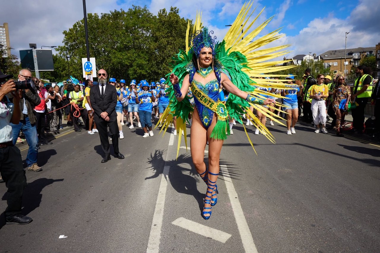 O samba domina a terra do rei: Império da Rainha é bicampeã em Londres
