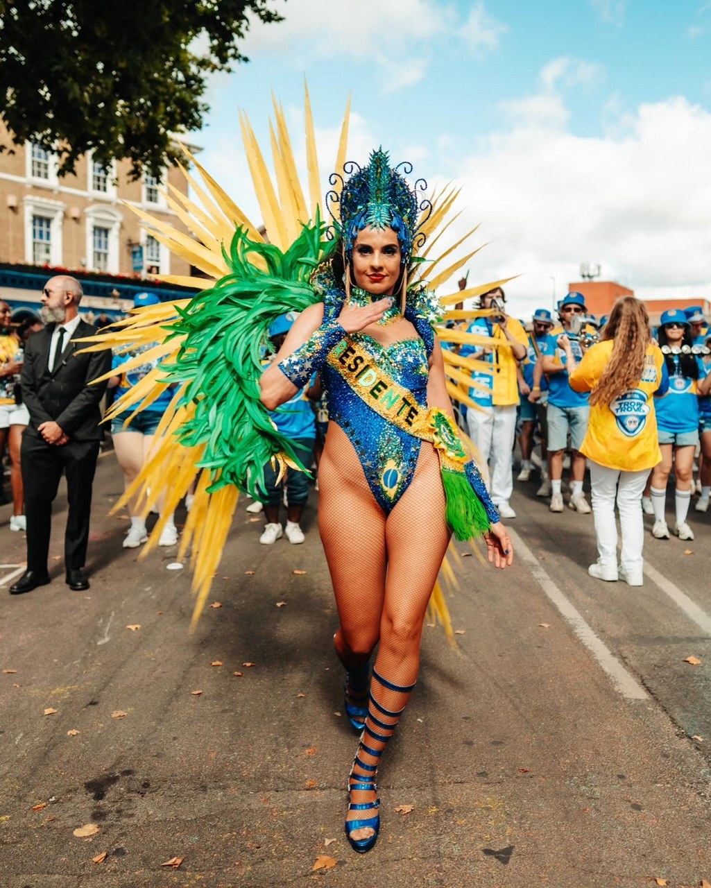 O samba domina a terra do rei: Império da Rainha é bicampeã em Londres