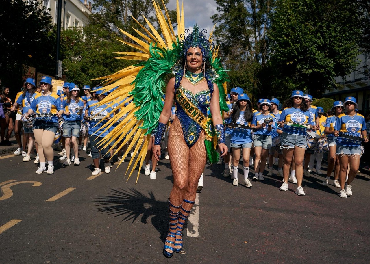 O samba domina a terra do rei: Império da Rainha é bicampeã em Londres