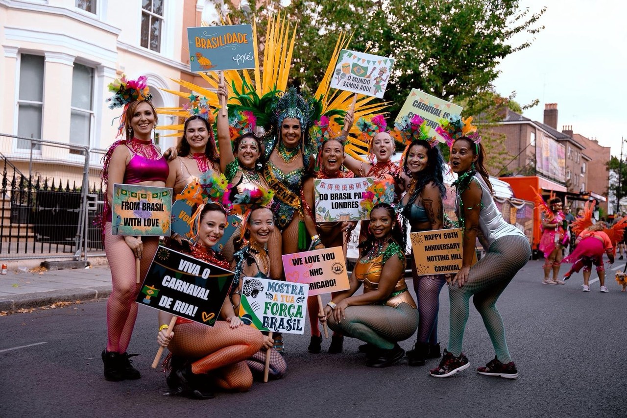 O samba domina a terra do rei: Império da Rainha é bicampeã em Londres