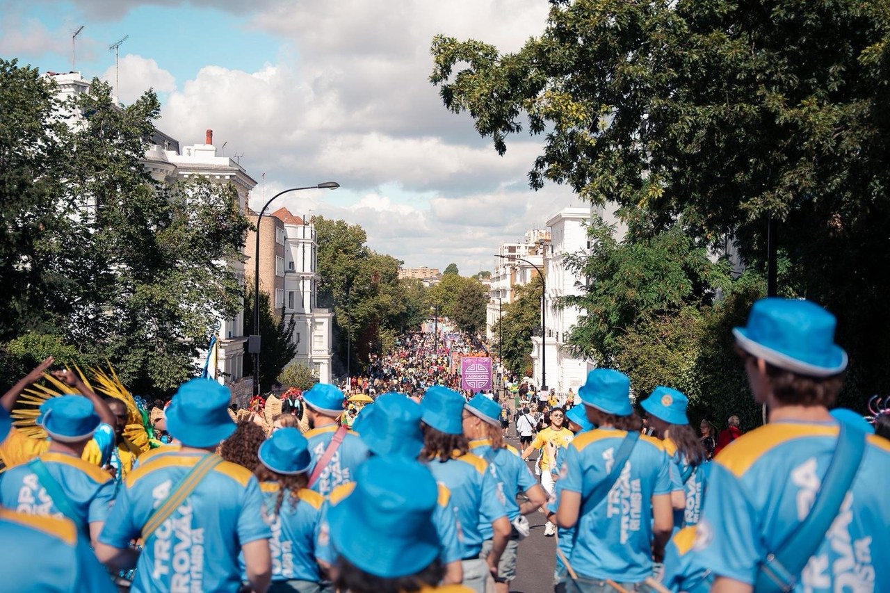 O samba domina a terra do rei: Império da Rainha é bicampeã em Londres