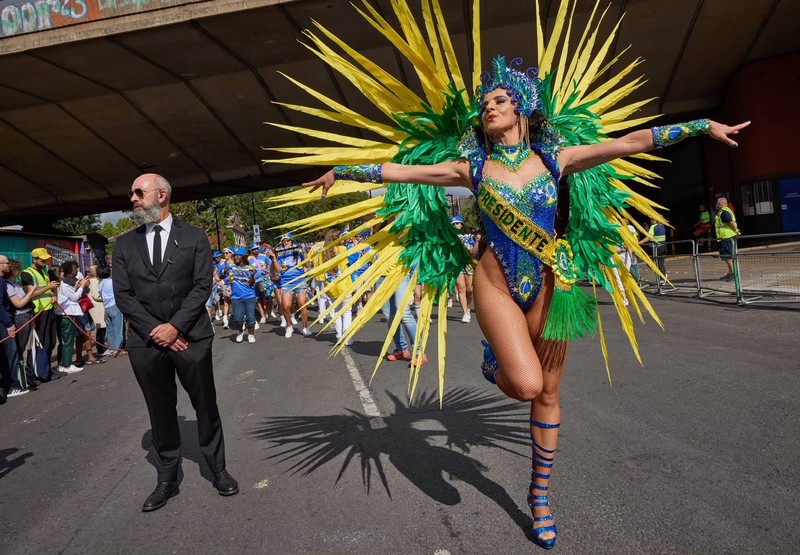 O samba domina a terra do rei: Império da Rainha é bicampeã em Londres