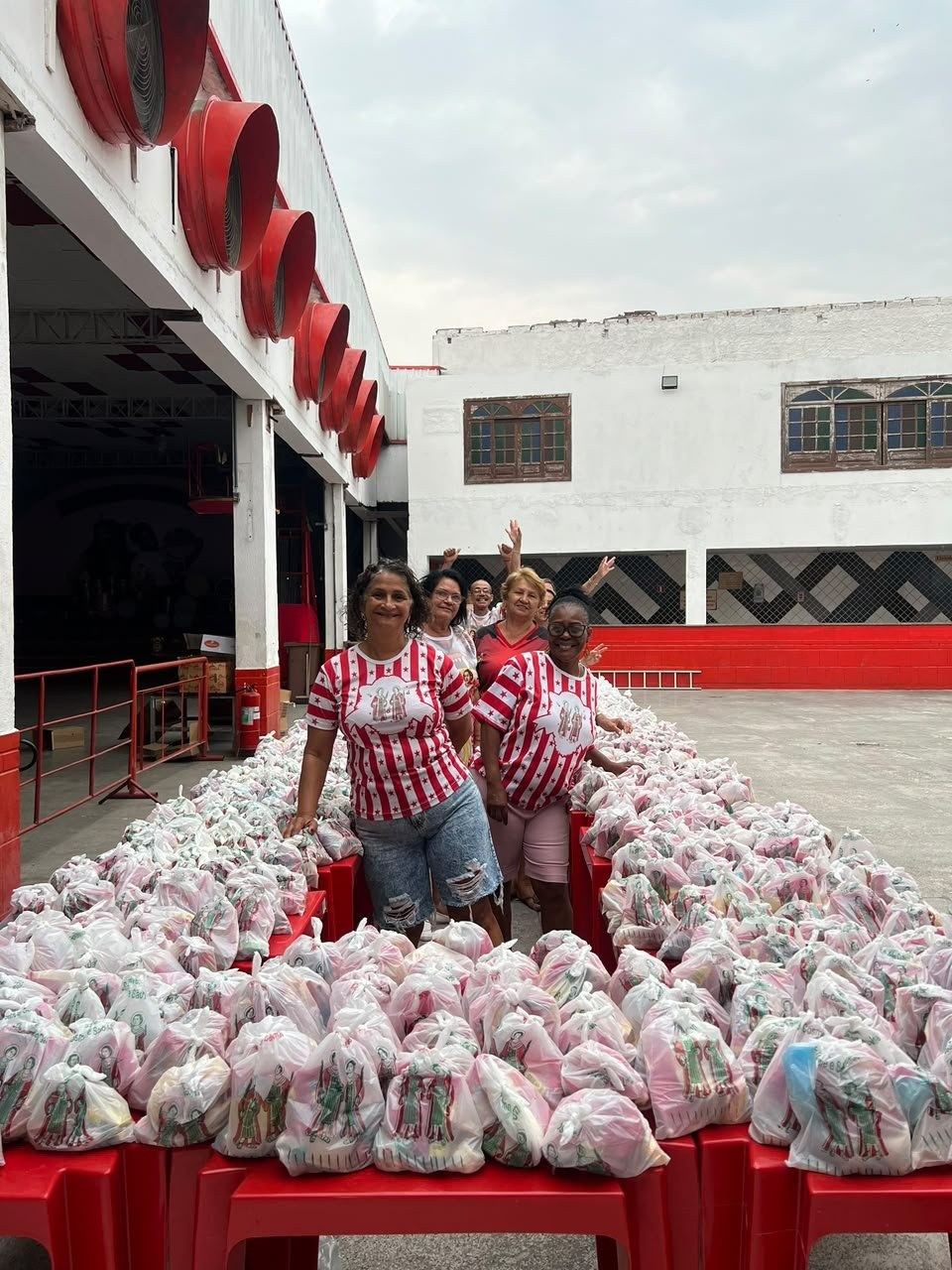 Porto da Pedra distribui 2 mil doces de São Cosme e Damião em São Gonçalo