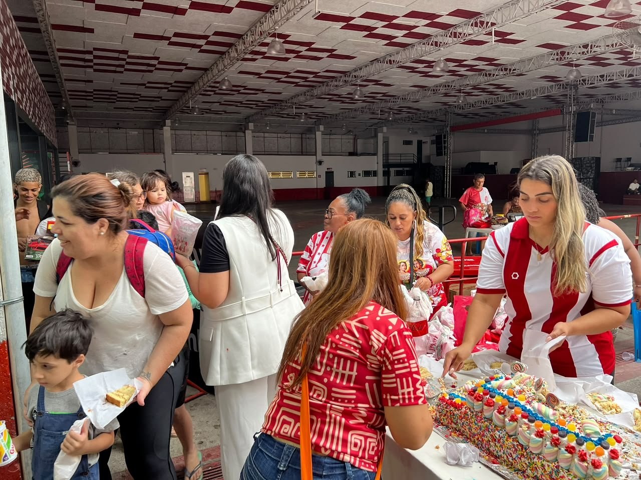 Porto da Pedra distribui 2 mil doces de São Cosme e Damião em São Gonçalo