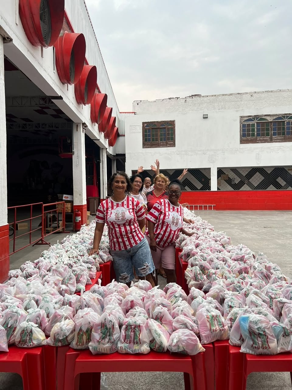 Porto da Pedra distribui 2 mil doces de São Cosme e Damião em São Gonçalo