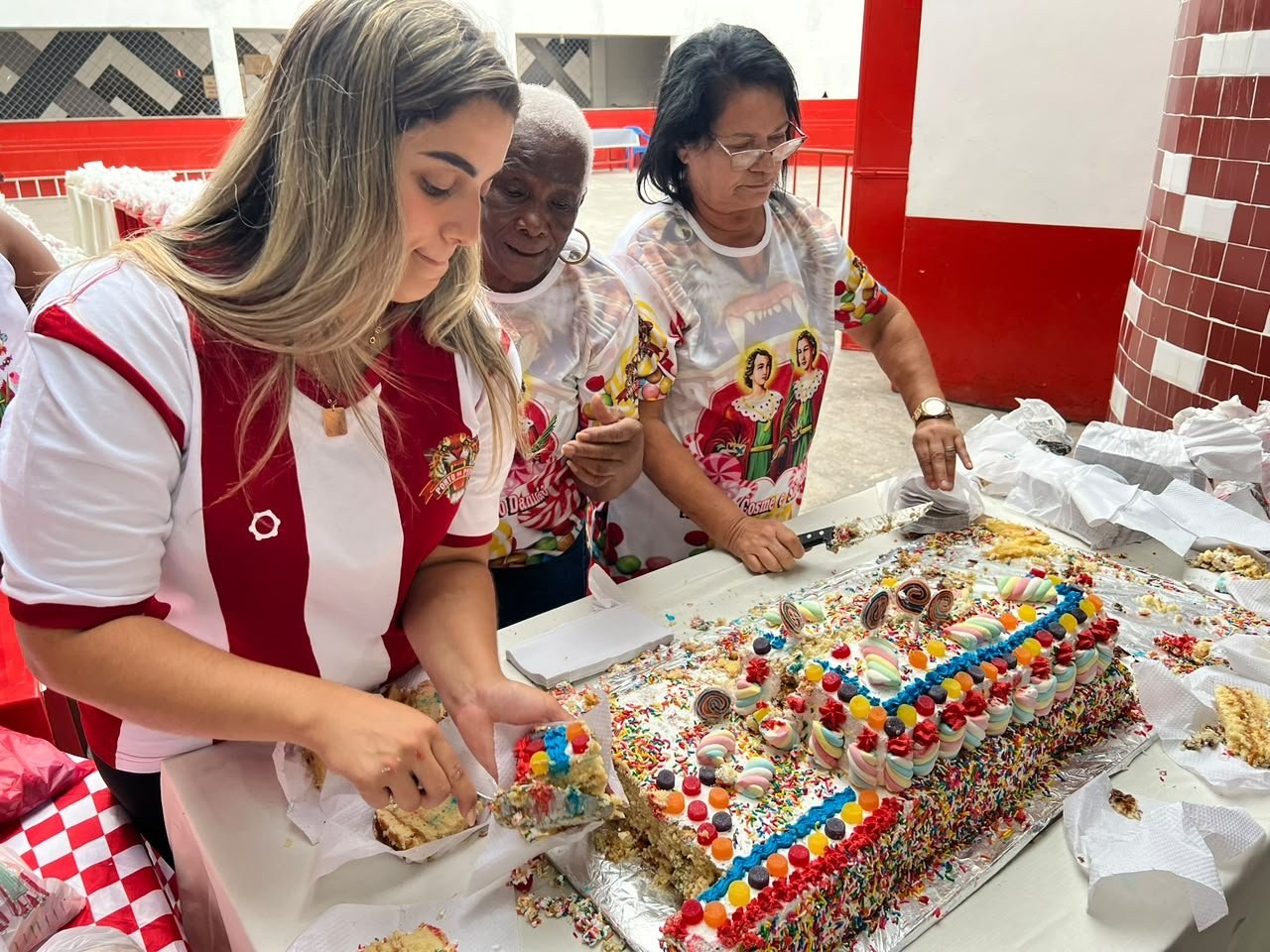 Porto da Pedra distribui 2 mil doces de São Cosme e Damião em São Gonçalo