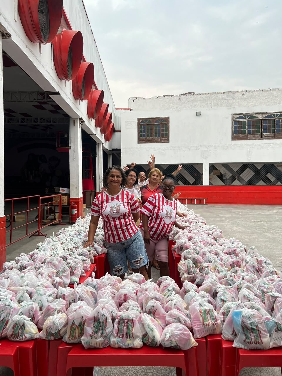 Porto da Pedra distribui 2 mil doces de São Cosme e Damião em São Gonçalo
