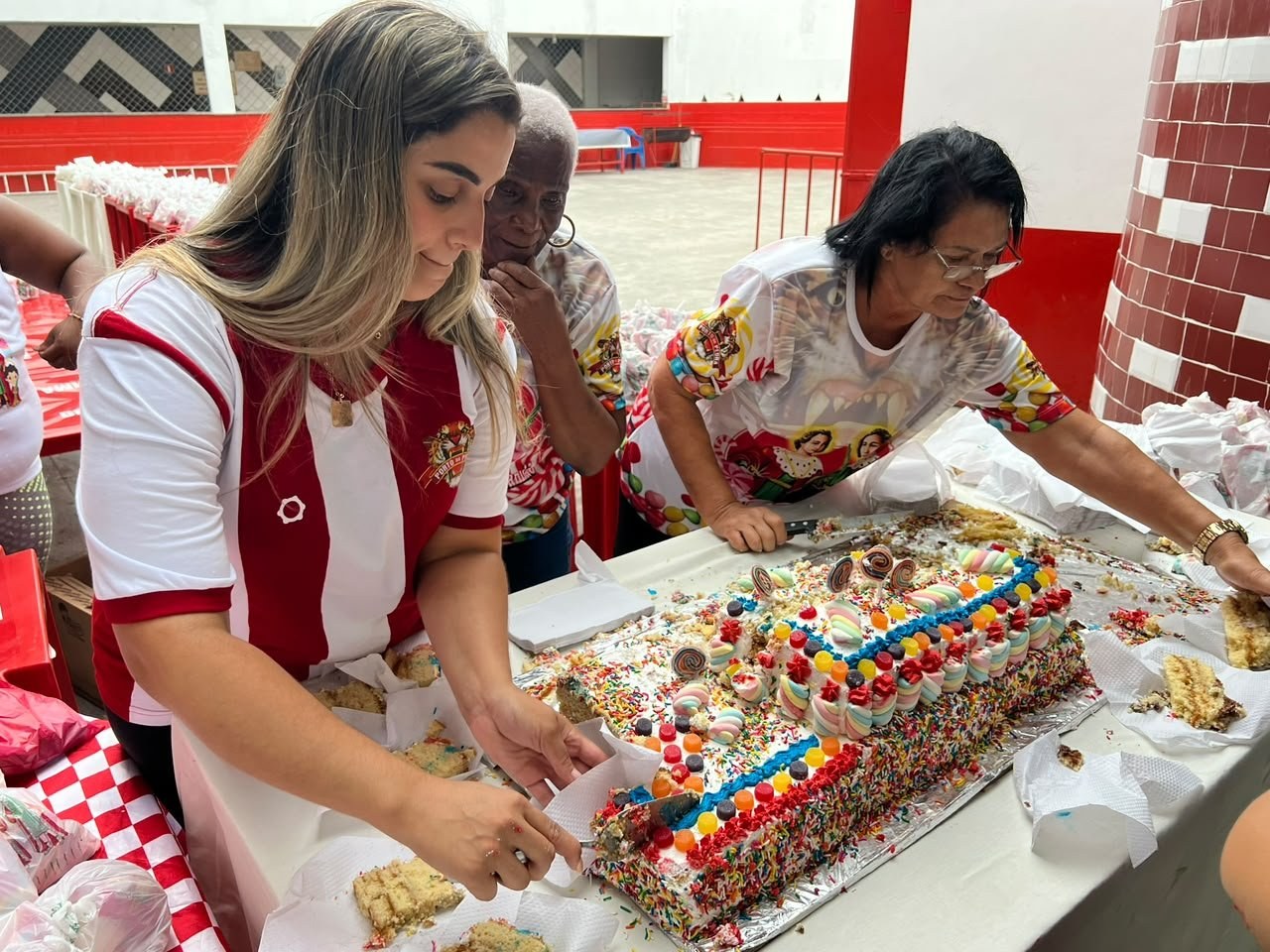 Porto da Pedra distribui 2 mil doces de São Cosme e Damião em São Gonçalo