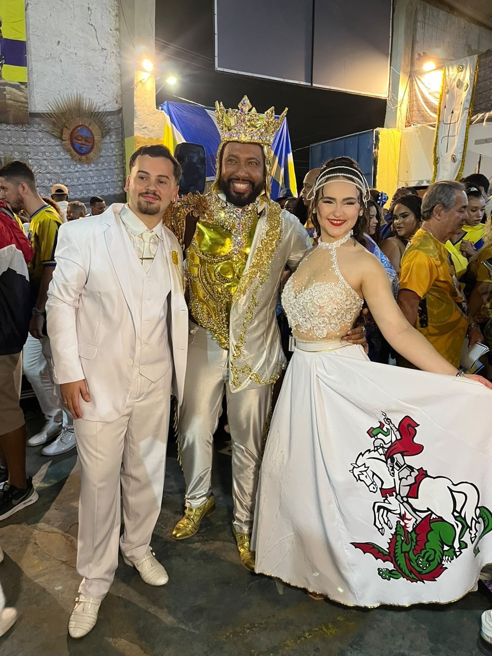 Rei de bateria Daniel Zarmanno encarna São Jorge na final da Rosa de Ouro