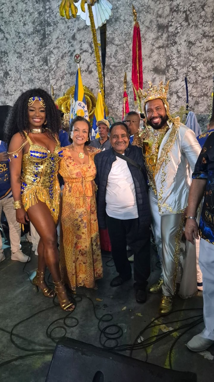 Rei de bateria Daniel Zarmanno encarna São Jorge na final da Rosa de Ouro