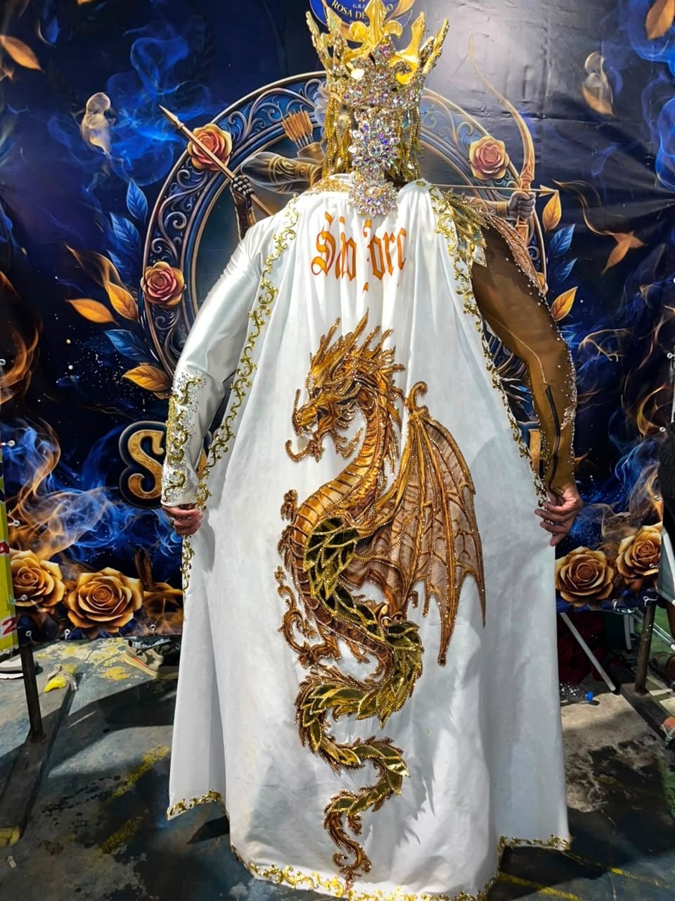 Rei de bateria Daniel Zarmanno encarna São Jorge na final da Rosa de Ouro