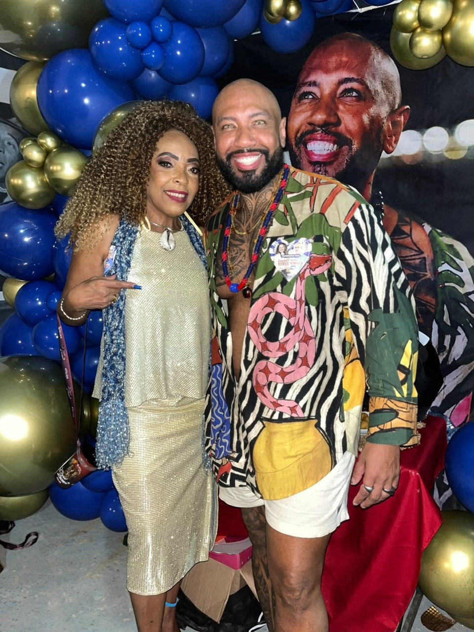 Rei de bateria Daniel Zarmanno encarna São Jorge na final da Rosa de Ouro