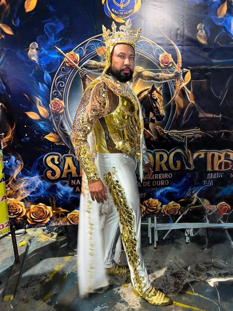 Rei de bateria Daniel Zarmanno encarna São Jorge na final da Rosa de Ouro