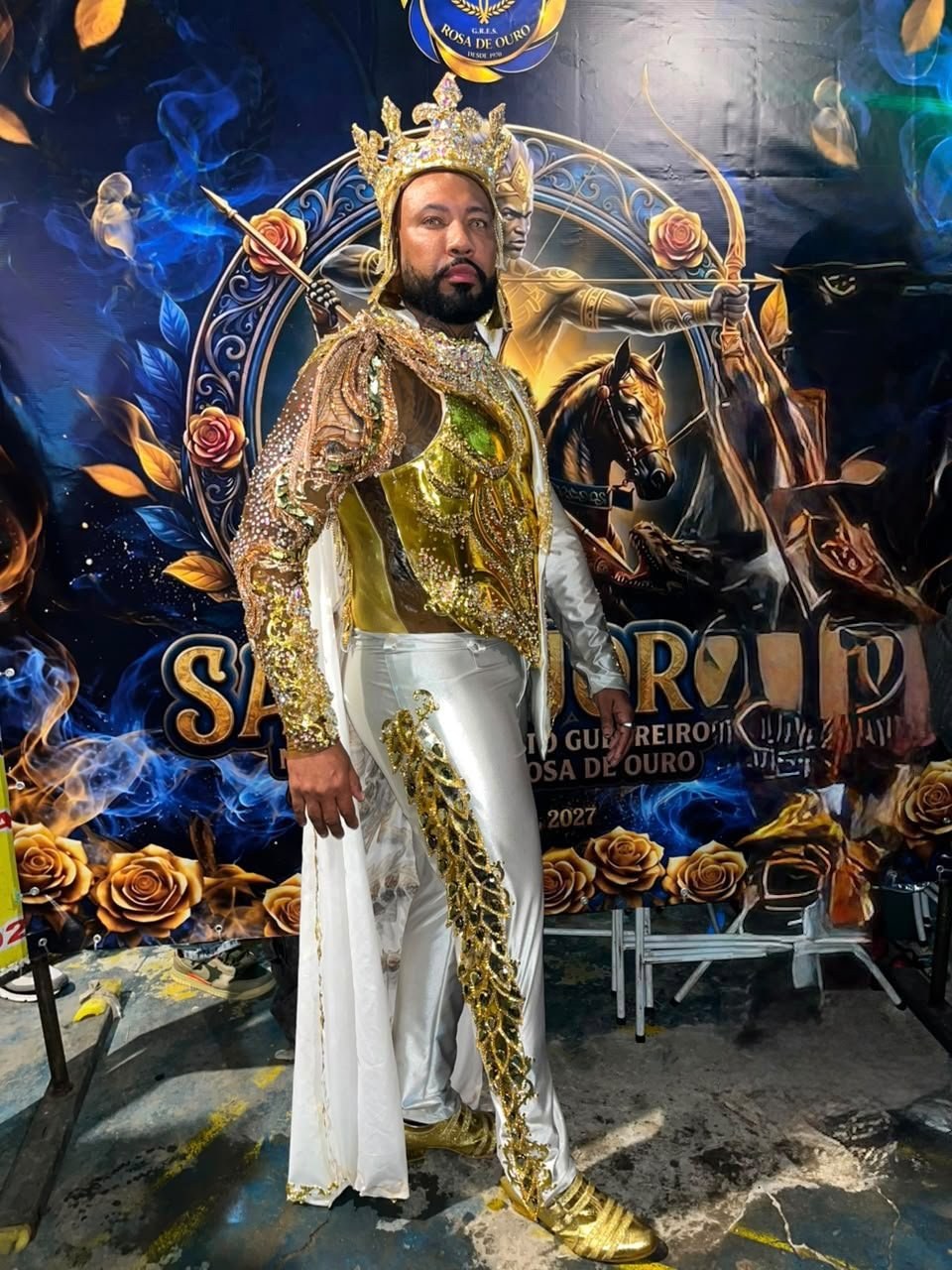 Rei de bateria Daniel Zarmanno encarna São Jorge na final da Rosa de Ouro