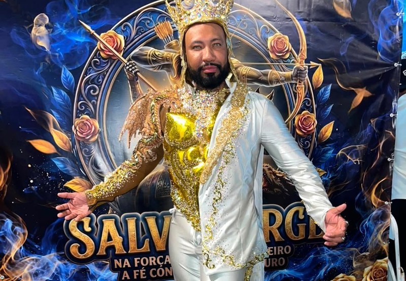 Rei de bateria Daniel Zarmanno encarna São Jorge na final da Rosa de Ouro