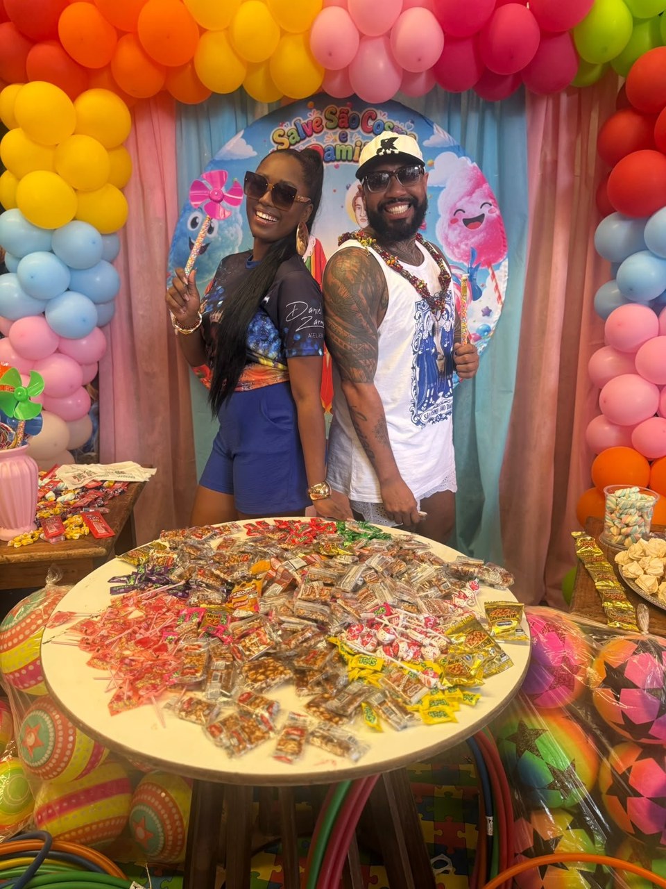 Rosa de Ouro leva festa de Cosme e Damião com doces, brinquedos e muito carinho