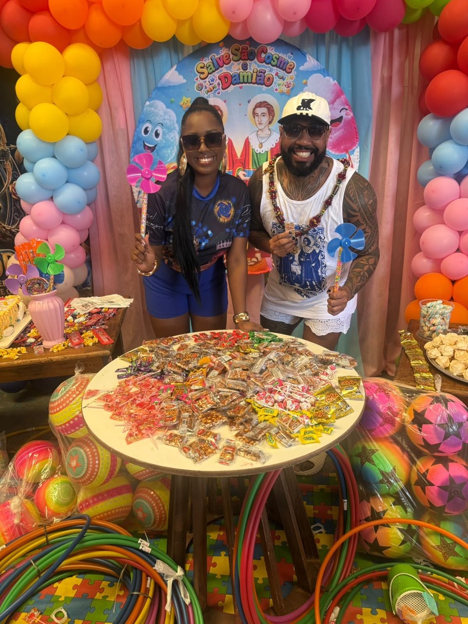 Rosa de Ouro leva festa de Cosme e Damião com doces, brinquedos e muito carinho