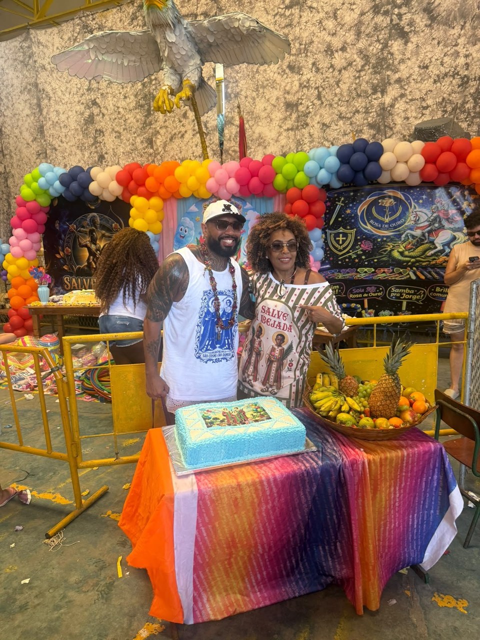 Rosa de Ouro leva festa de Cosme e Damião com doces, brinquedos e muito carinho