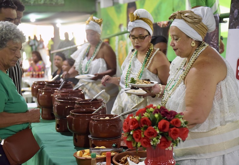 Sábado de feijoada e decisão no Império Serrano com homenagem a João Bosco