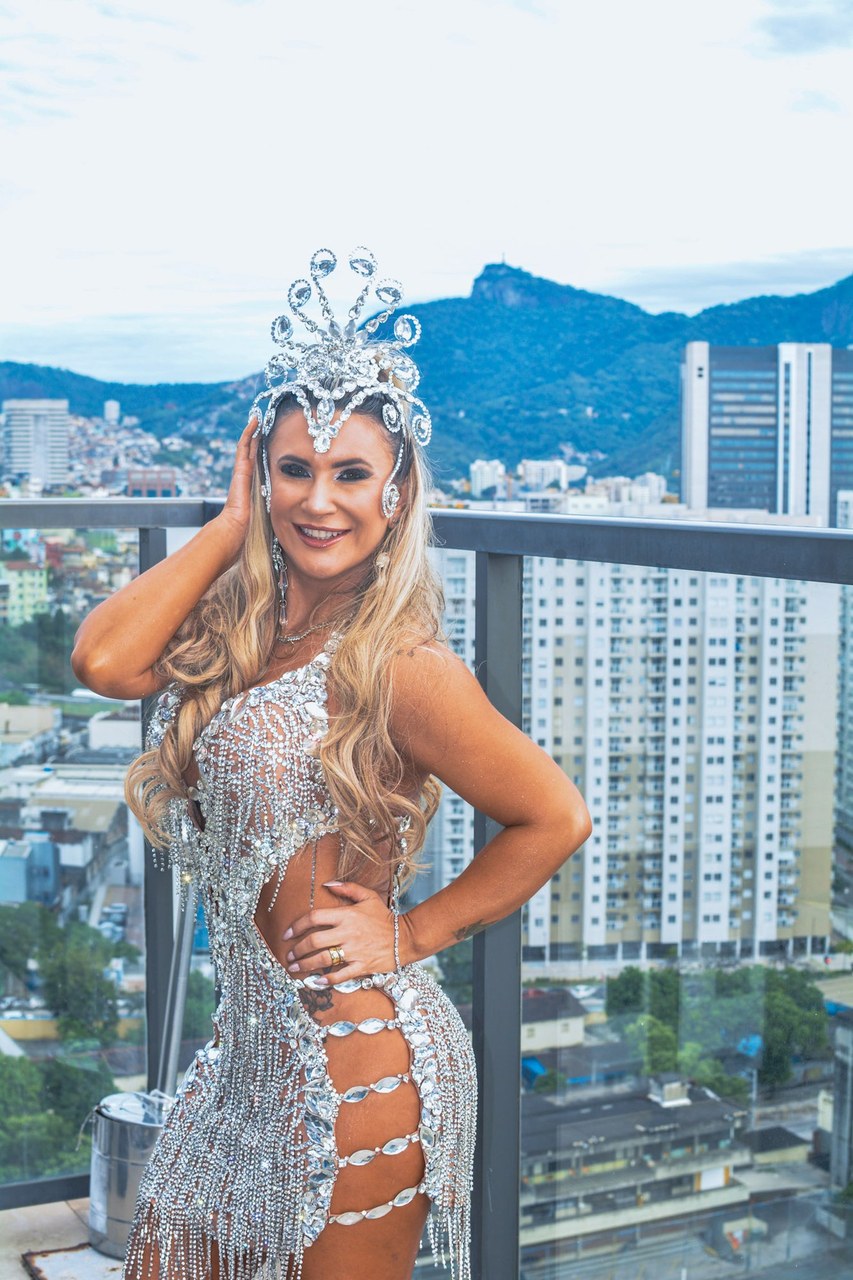 União da Ilha entrega croqui de fantasia para a musa Carol Noronha