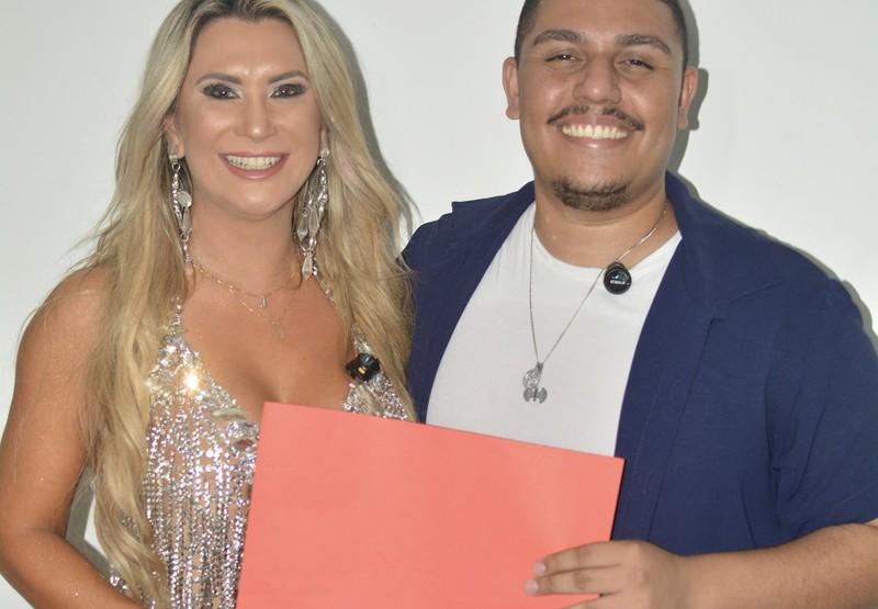União da Ilha entrega croqui de fantasia para a musa Carol Noronha
