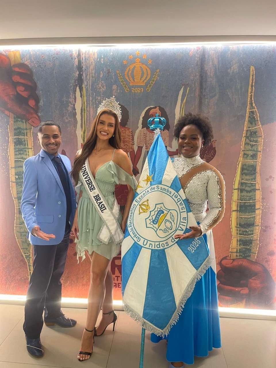 Vila Isabel recebe visita da cúpula do Miss Universo em seu barracão
