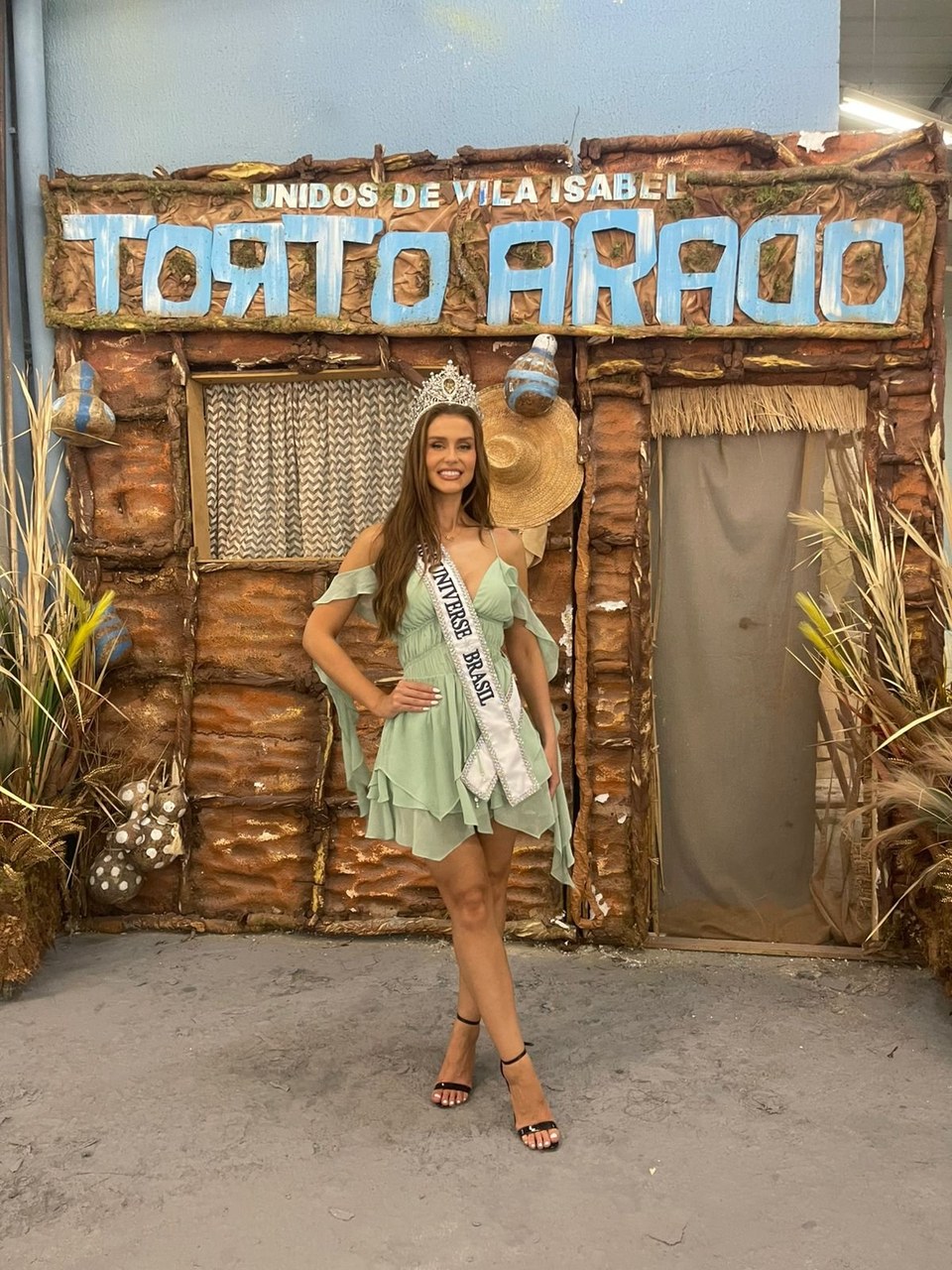 Vila Isabel recebe visita da cúpula do Miss Universo em seu barracão