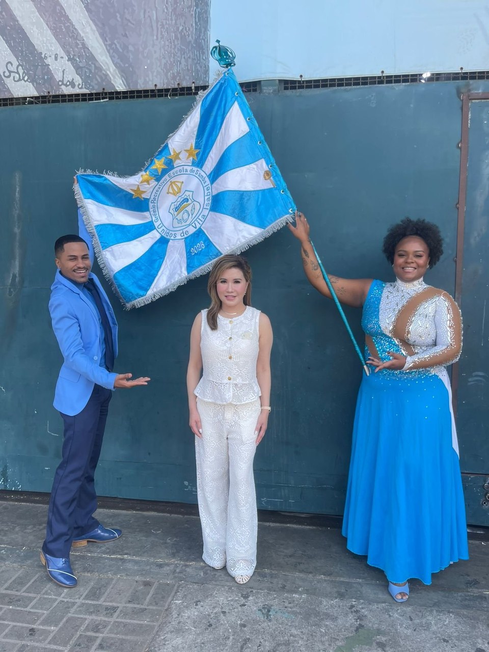 Vila Isabel recebe visita da cúpula do Miss Universo em seu barracão