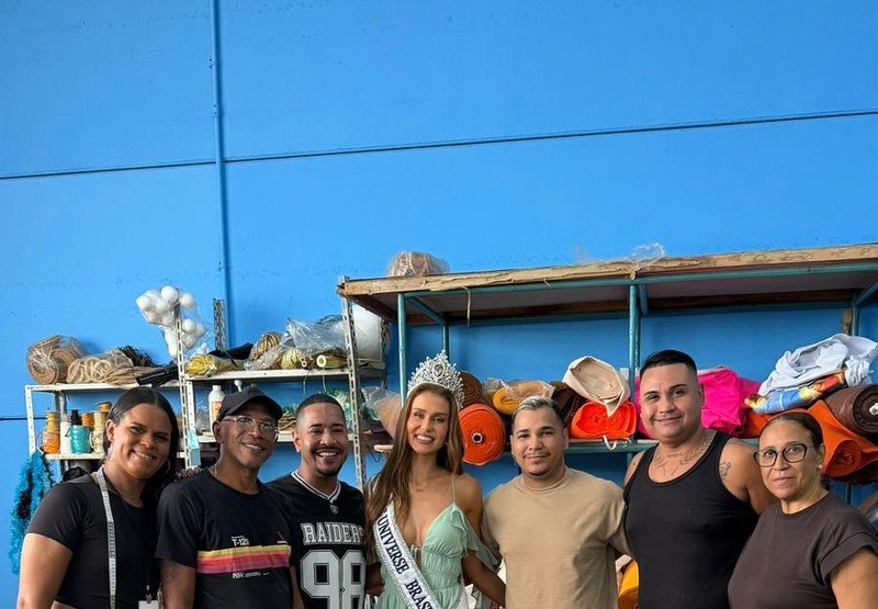 Vila Isabel recebe visita da cúpula do Miss Universo em seu barracão