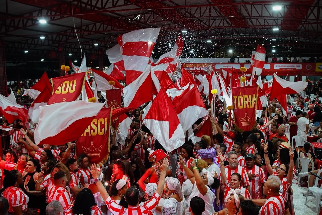 Viradouro escolhe o samba para 2027 em noite de festa na quadra