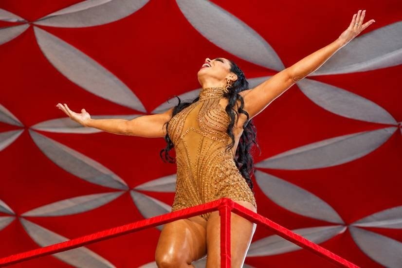 Alice Alves reluz de dourado em ensaio e acelera ritmo para o Carnaval 2027