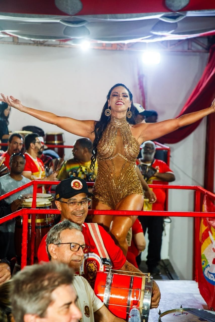 Alice Alves reluz de dourado em ensaio e acelera ritmo para o Carnaval 2027