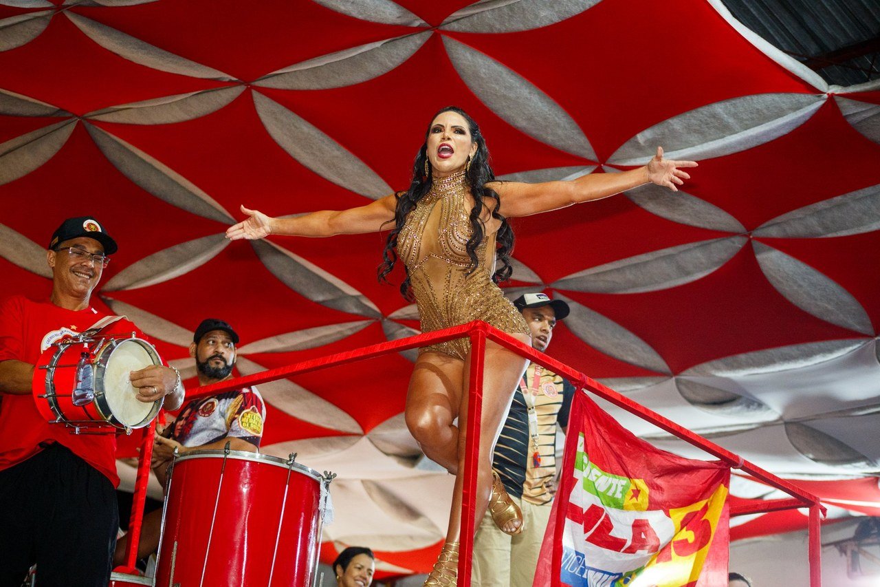 Alice Alves reluz de dourado em ensaio e acelera ritmo para o Carnaval 2027