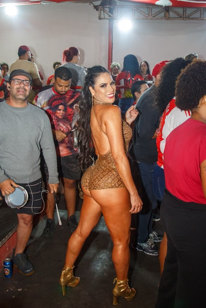 Alice Alves reluz de dourado em ensaio e acelera ritmo para o Carnaval 2027
