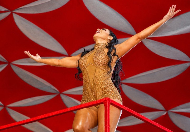 Alice Alves reluz de dourado em ensaio e acelera ritmo para o Carnaval 2027