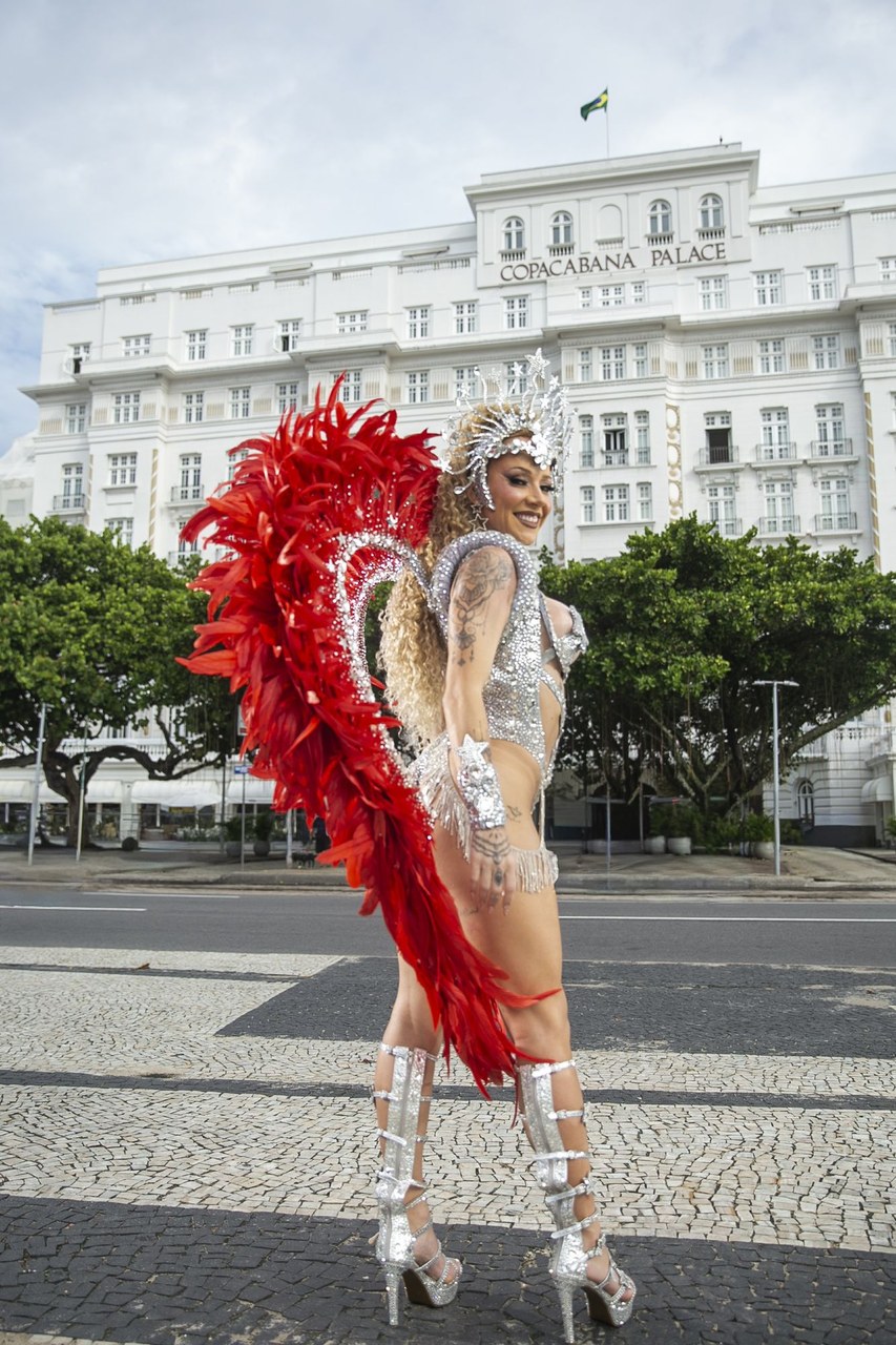Da França para a Baixada: Anna é a nova musa internacional da Unidos da Ponte