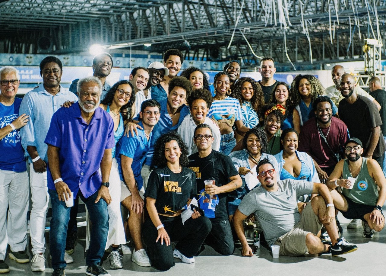 Elenco do musical de Neguinho da Beija-Flor curte ensaio na quadra em Nilópolis