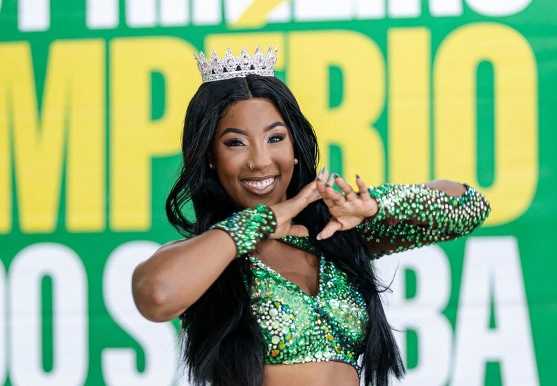 Império da Tijuca coroa Karol como rainha de bateria no dia 8 de novembro