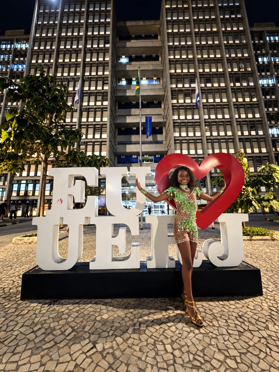 Maitê, musa mirim da Mocidade, leva o samba à universidade