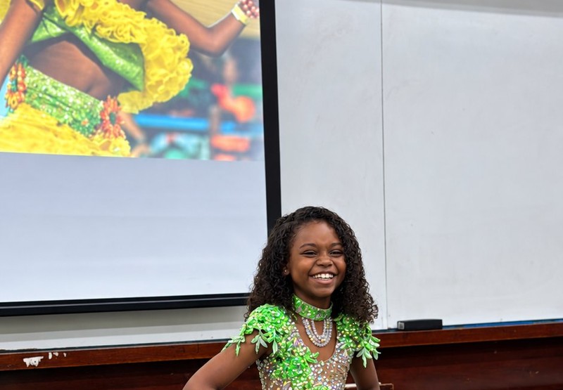 Maitê, musa mirim da Mocidade, leva o samba à universidade