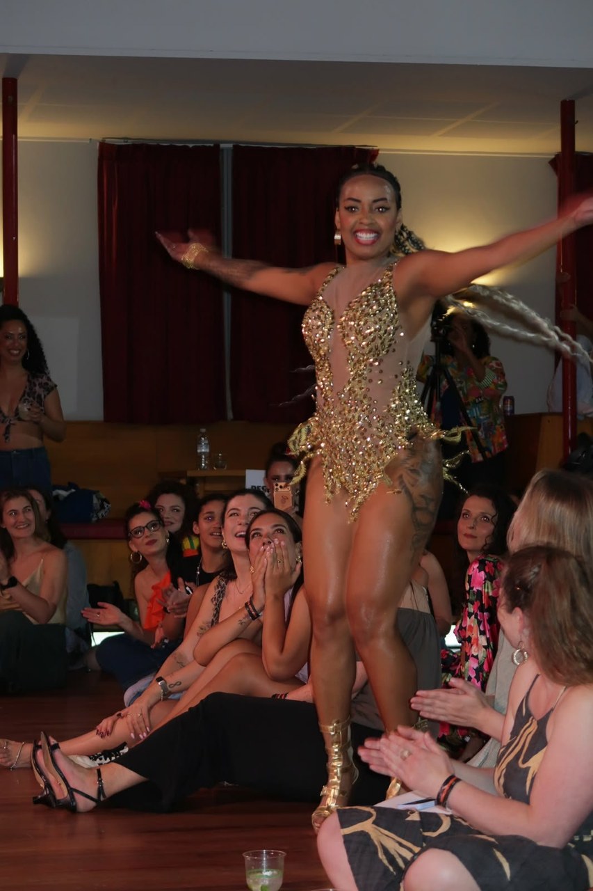 Musa do Salgueiro, Amanda Omin leva a 'cremosidade' do samba carioca para a Austrália