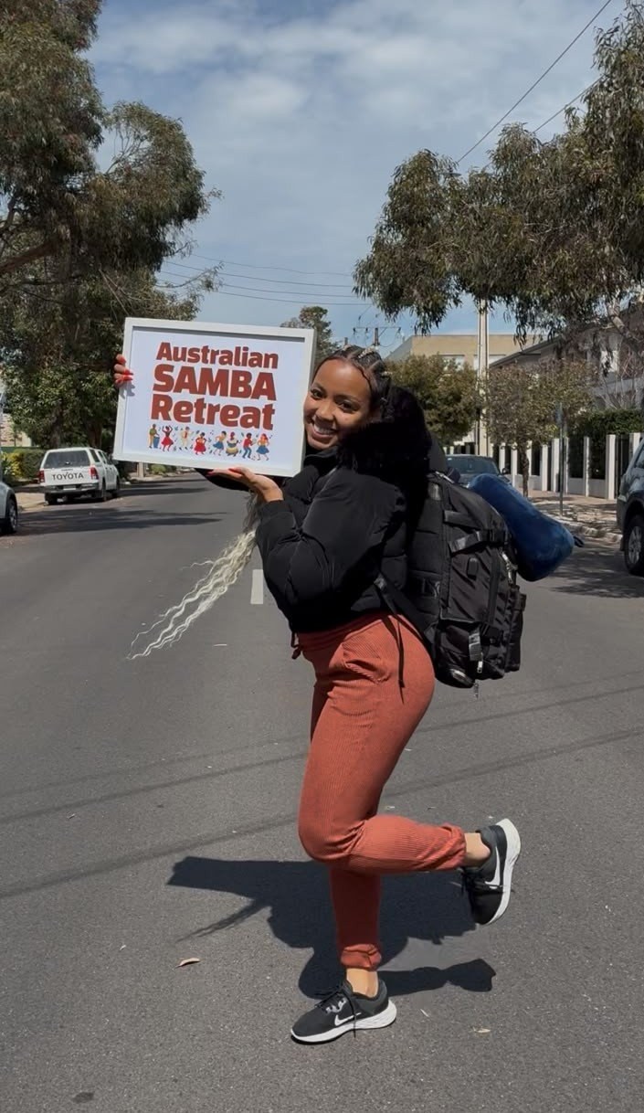 Musa do Salgueiro, Amanda Omin leva a 'cremosidade' do samba carioca para a Austrália