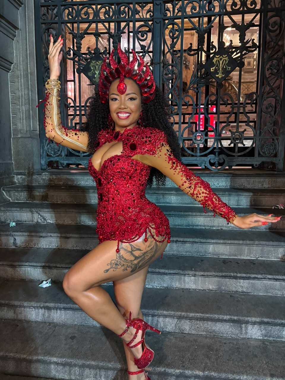 Musa do Salgueiro, Amanda Omin leva a 'cremosidade' do samba carioca para a Austrália
