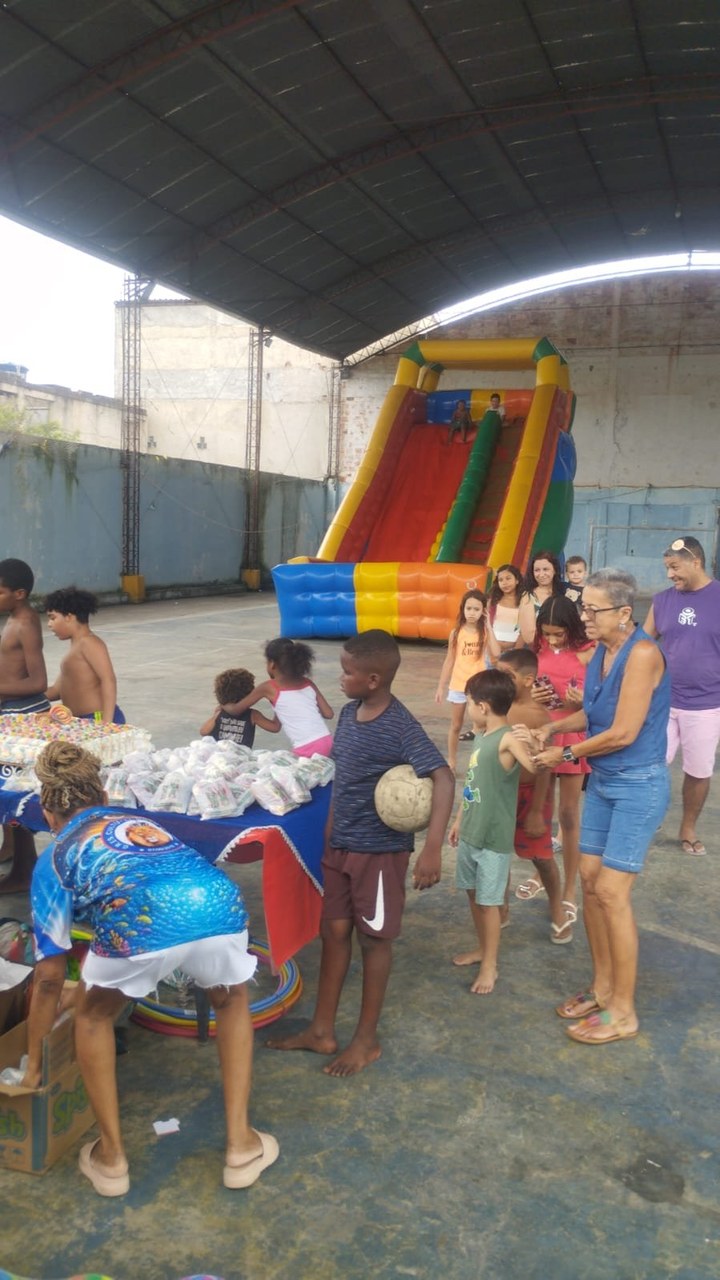 Novo Império movimenta Oswaldo Cruz com festa e presentes para as crianças