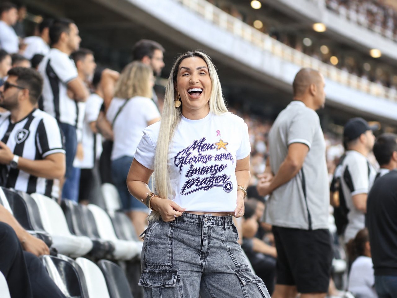 Rainha da Botafogo Samba Clube une Outubro Rosa e enredo contra a violência