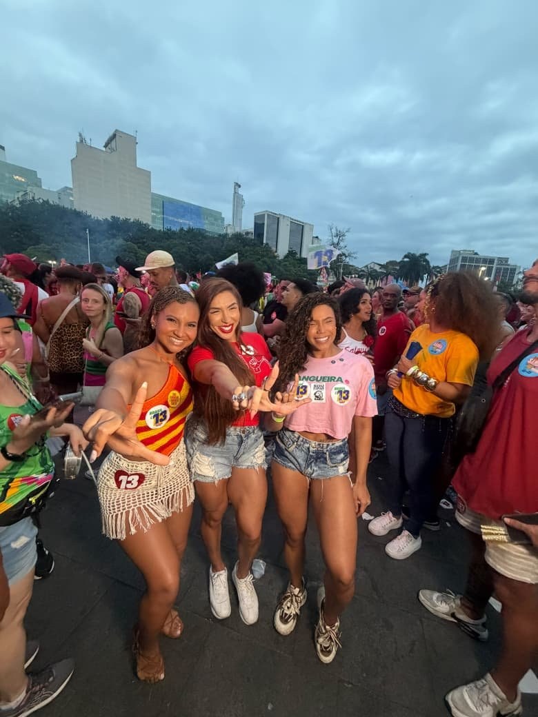 Rayane Dumont leva a bateria da União de Maricá para o protesto "O Samba Não Se Cala"