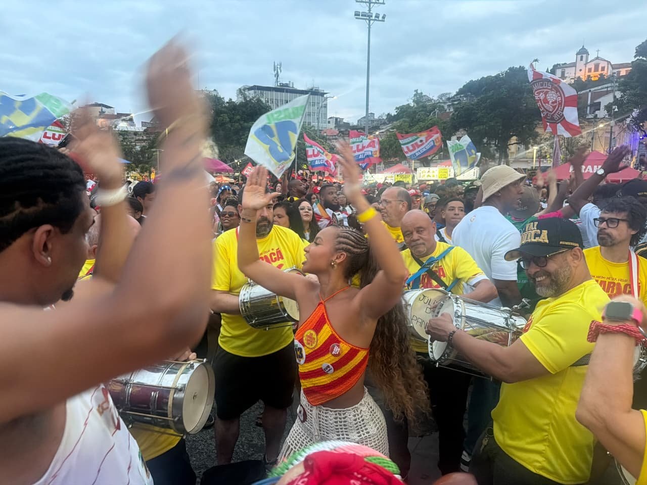 Rayane Dumont leva a bateria da União de Maricá para o protesto "O Samba Não Se Cala"