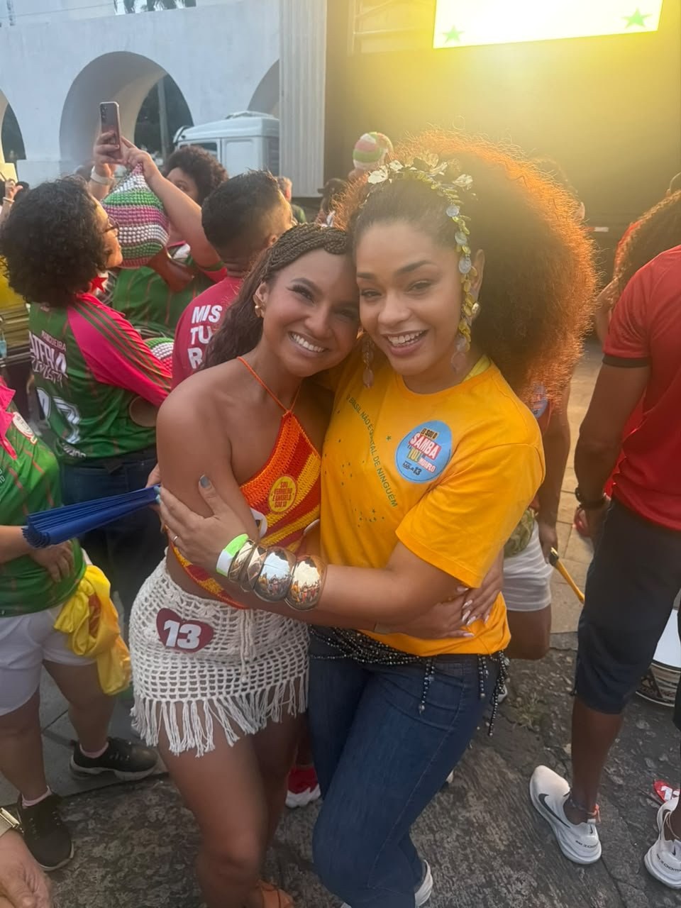 Rayane Dumont leva a bateria da União de Maricá para o protesto "O Samba Não Se Cala"