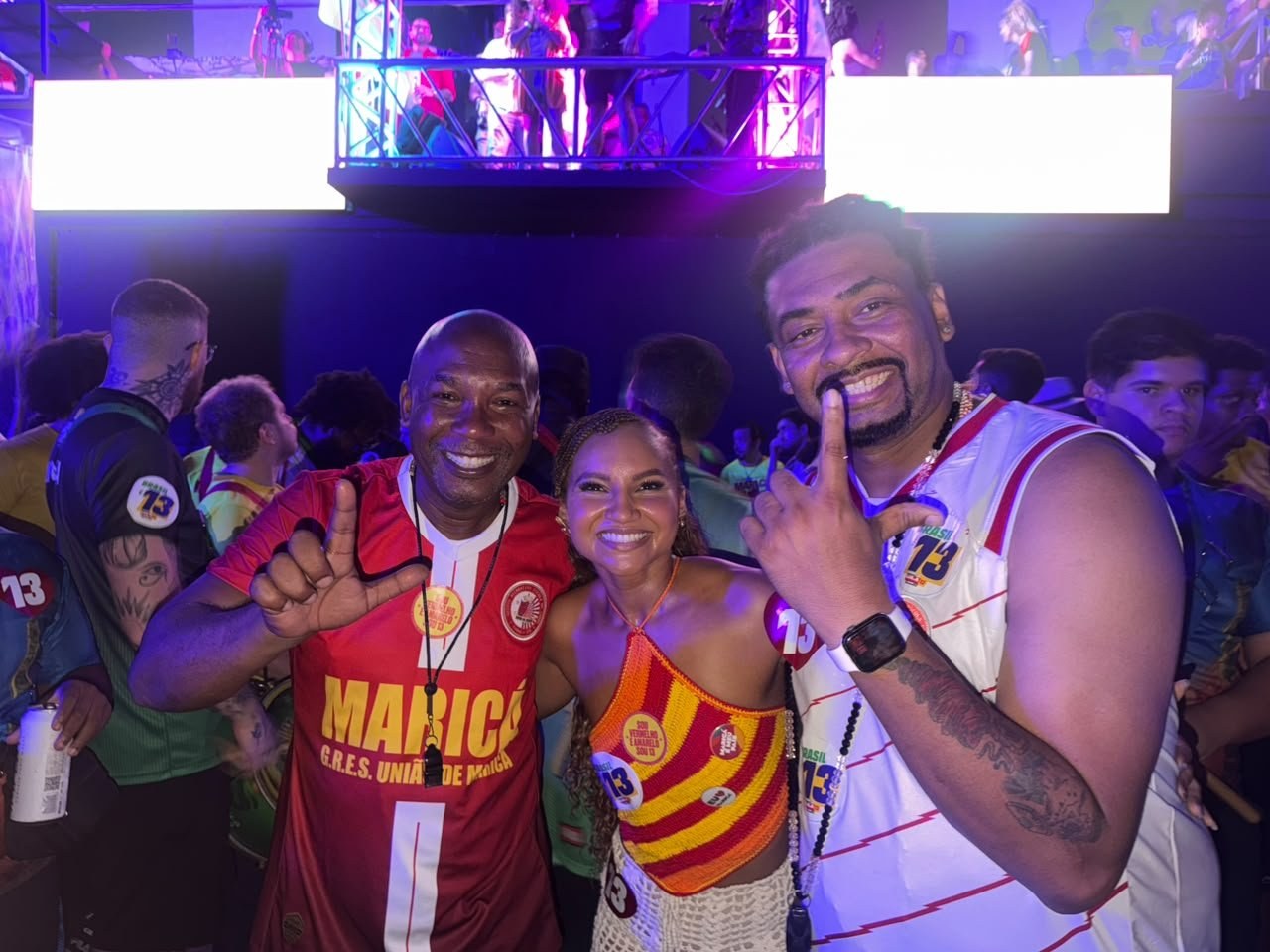 Rayane Dumont leva a bateria da União de Maricá para o protesto "O Samba Não Se Cala"