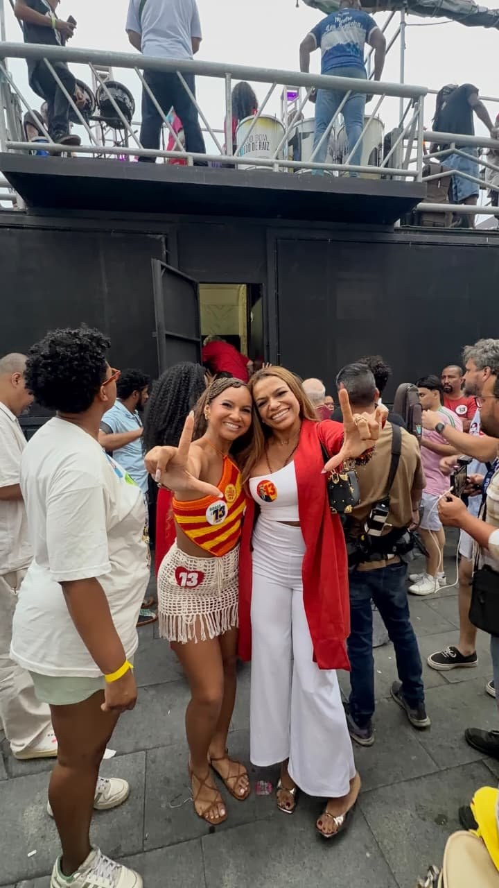 Rayane Dumont leva a bateria da União de Maricá para o protesto "O Samba Não Se Cala"